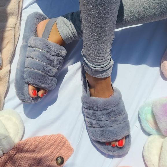 🌈Above the Clouds Collection// Grey fur slides - Picture 2 of 5